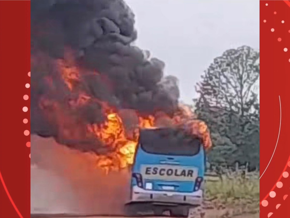 Panorama: Ônibus escolar pega fogo em assentamento de Candeias do Jamari, RO