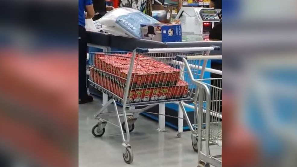 Três são presos por furtar carrinho de supermercado cheio de pacotes de café e R$ 6 mil em produtos — Foto: Reprodução