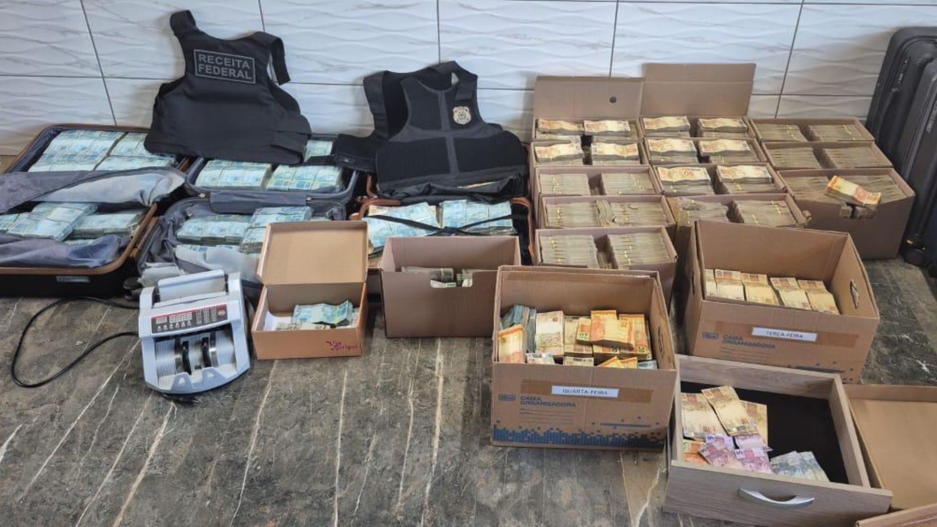 Operação federal combate produção clandestina de cigarros em esquema com servidores públicos