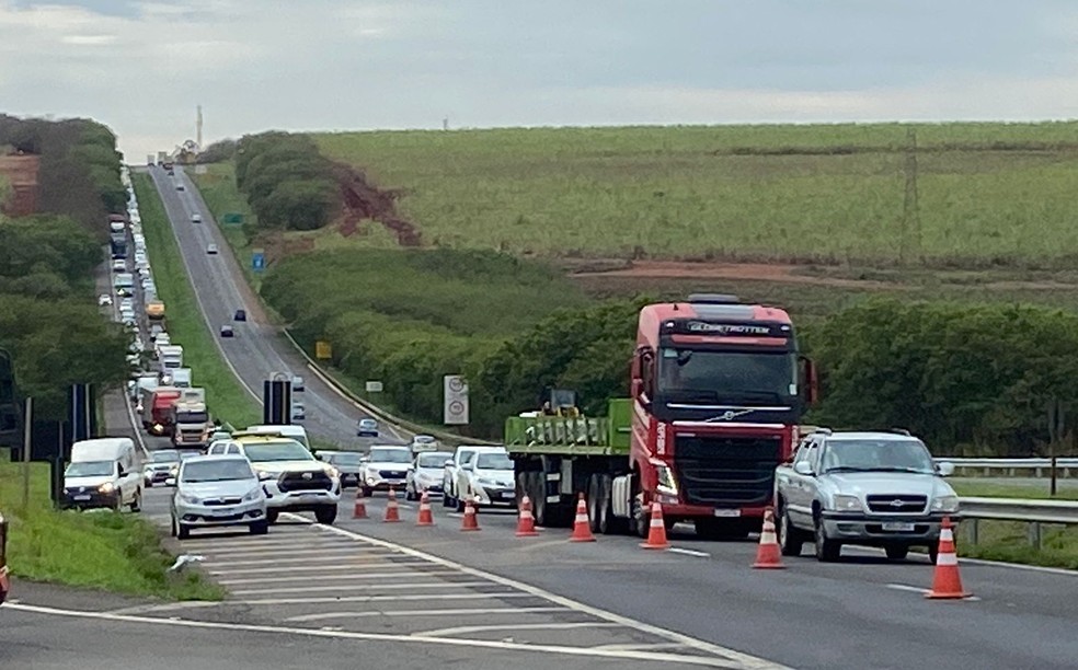 Acidente entre duas carretas causa lentidão no trânsito na Rodovia Luiz de Queiroz, em Piracicaba — Foto: Edijan Del Santo/EPTV