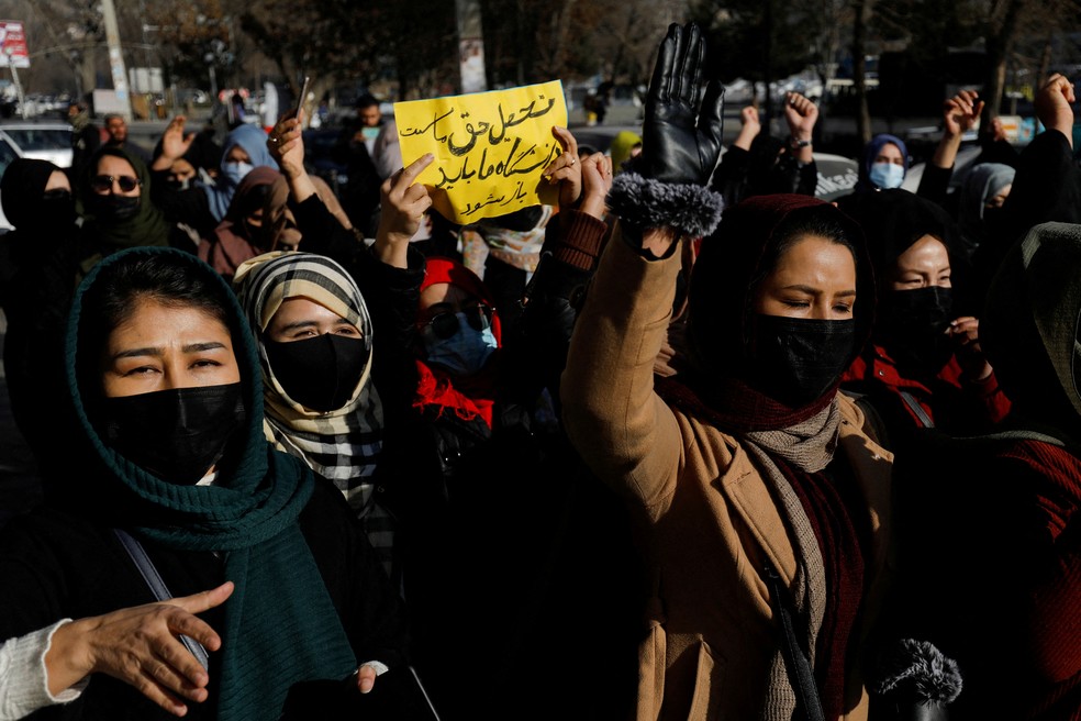 Mulheres protestam contra proibição do Talibã à entrada de alunas em todas as universidades do país, em 22 de dezembro de 2022. — Foto: Reuters
