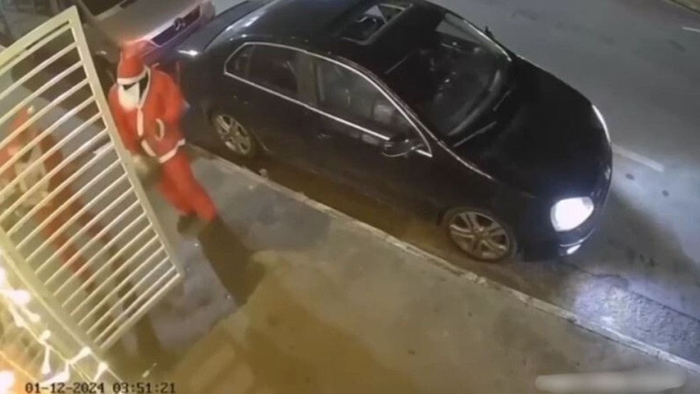 Vestidos de Papai Noel, criminosos invadem e furtam loja de eletrônicos em Cláudio, MG — Foto: Reprodução/Redes Sociais