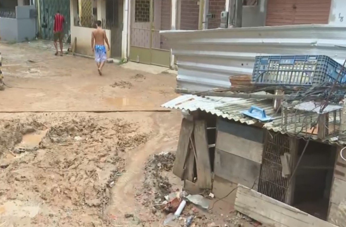 Muro de obra de prédio cede e atinge casa de idosa de 84 anos em Salvador