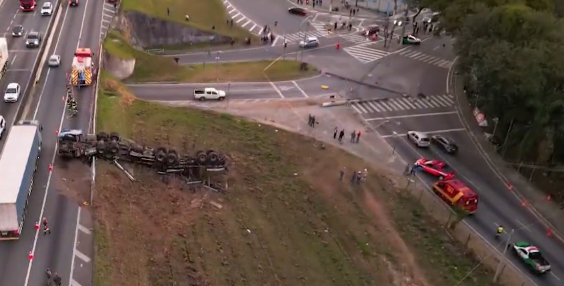 Novas imagens mostram acidente com caminhão que derrubou bobinas às margens da Dutra, em Taubaté