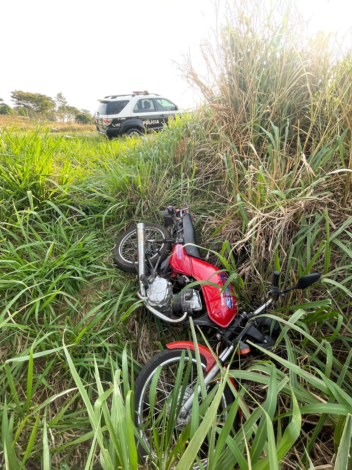 Plantão Os Cobras da Notícia - Motocicleta furtada, recuperada pela Polícia  em Nova Fátima na segunda feira, 08 de janeiro de 2018, ladrão fugiu.