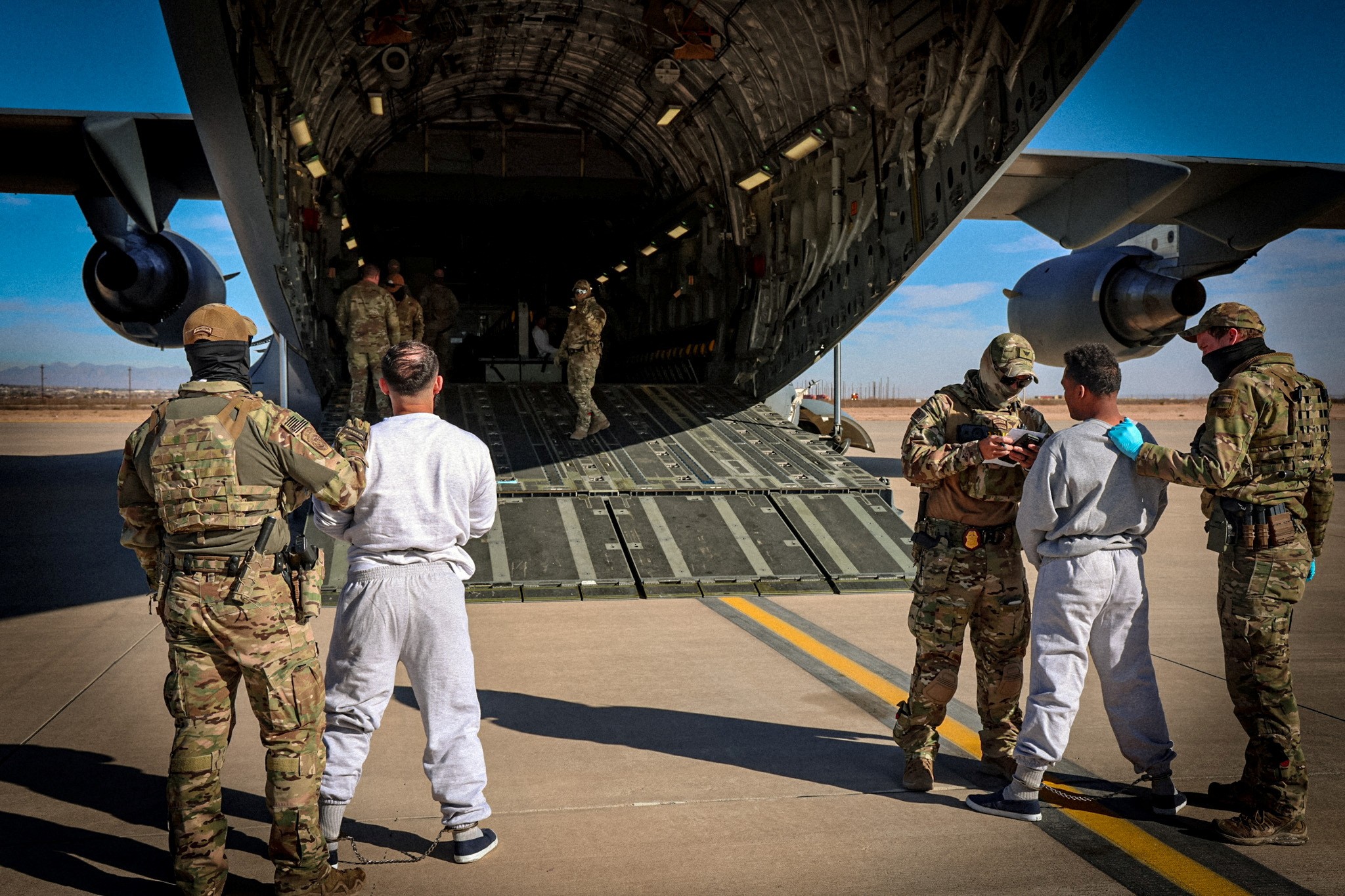 Primeiro avião com imigrantes deportados dos EUA chega à base militar de Guantánamo