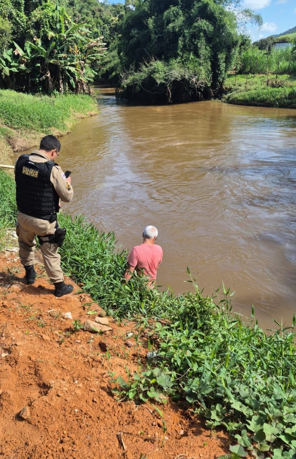 Corpo de recém-nascida é encontrado às margens de rio em Lima Duarte — Foto: Redes Sociais