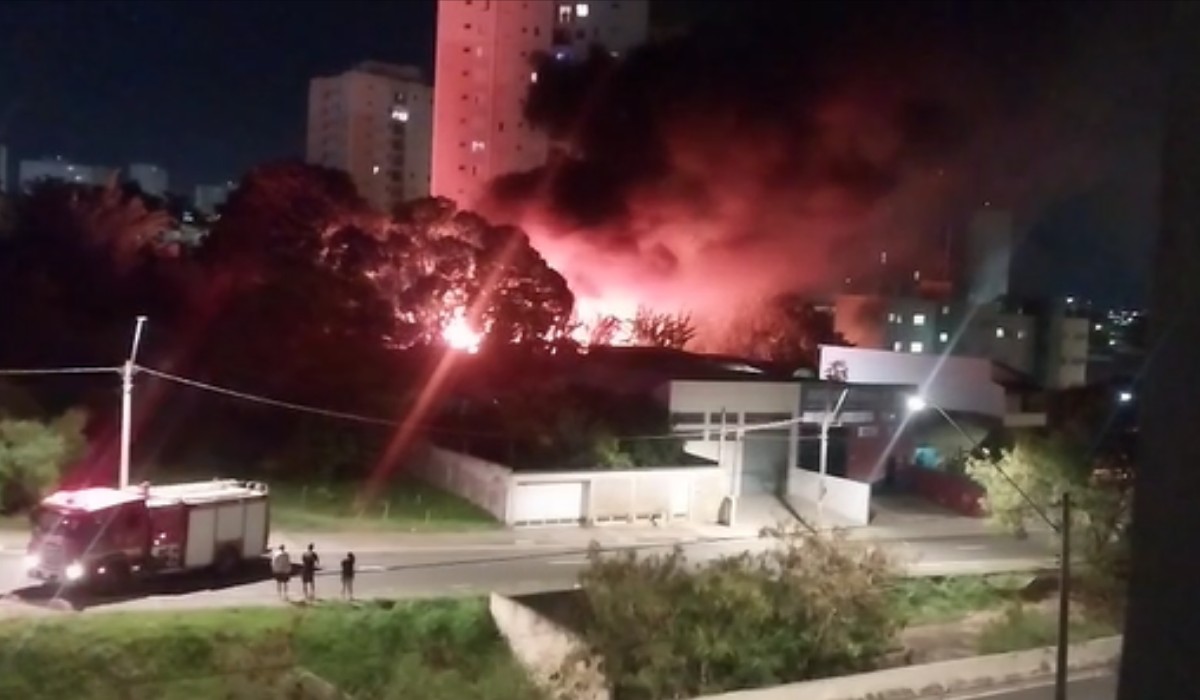 Incêndio atinge depósito de material reciclável na Vila Industrial, em Campinas