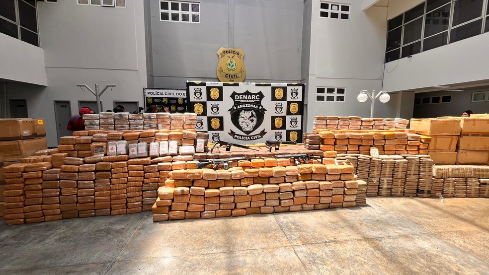 Uma tonelada e meia de drogas e fuzis foram apreendidos durante operação da polícia em Manaus. — Foto: Gato Junior/Rede Amazônica