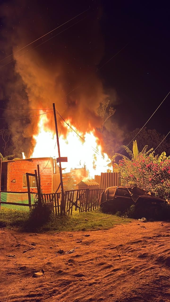 Casa de madeira fica destruída após pegar fogo em Caraguatatuba, SP