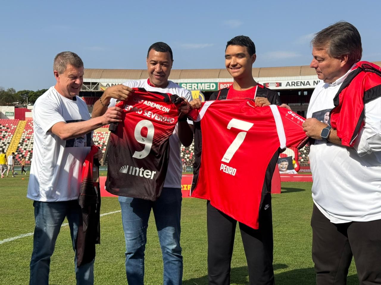 Pedro Severino dá pontapé inicial em partida do Botafogo-SP três meses após receber alta médica
