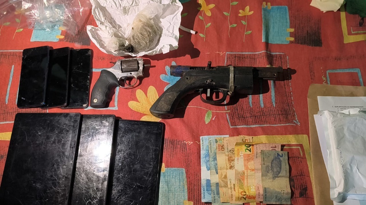 Quatro suspeitos de tráfico são presos com drogas, armas, dinheiro e até pássaros em operação