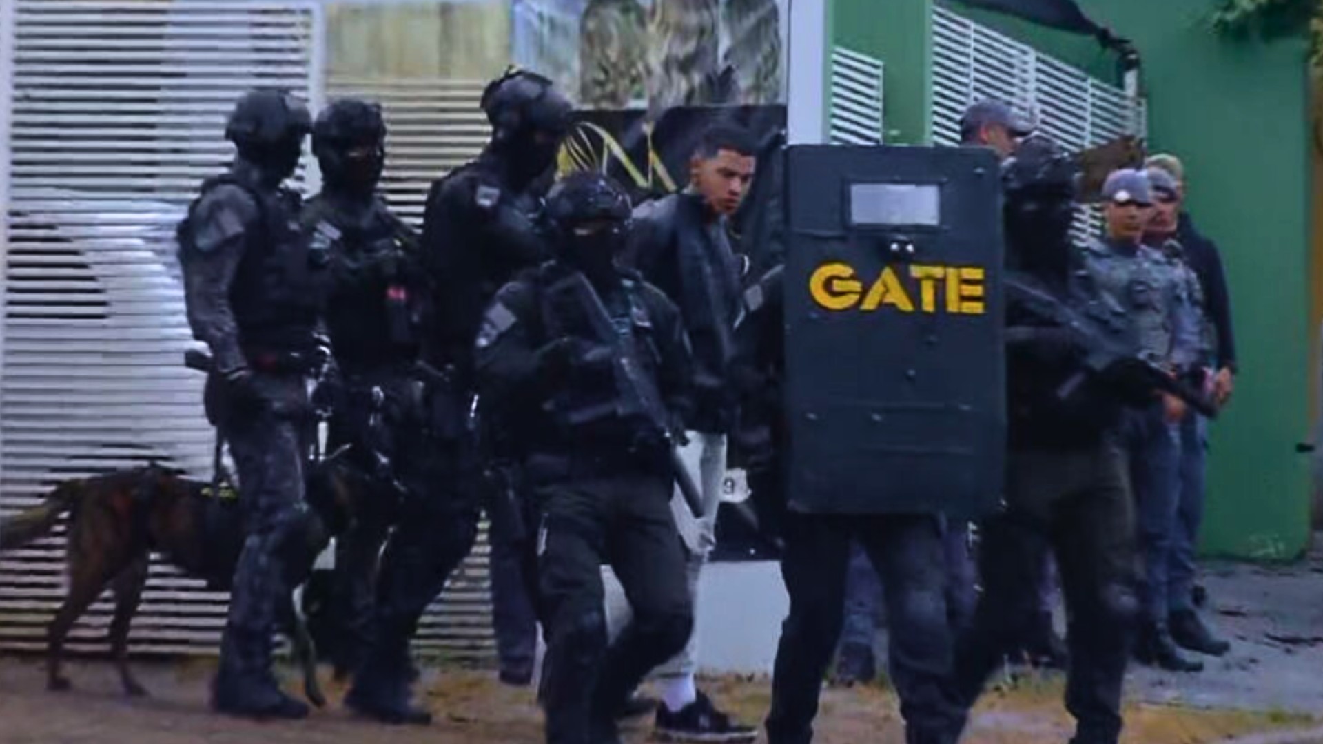 Homem que fez a ex e o filho reféns por mais de sete horas no interior de SP se entrega à polícia
