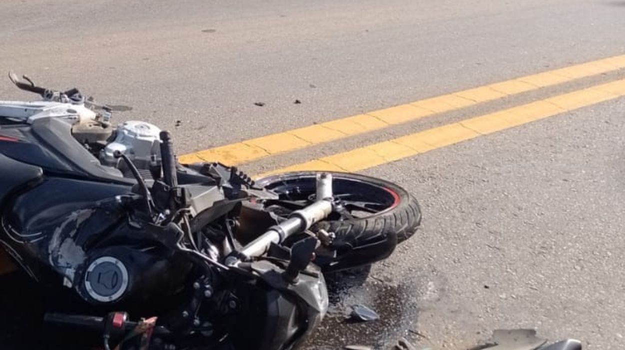 Motociclista de 32 anos morre após bater em caminhão no interior de SP