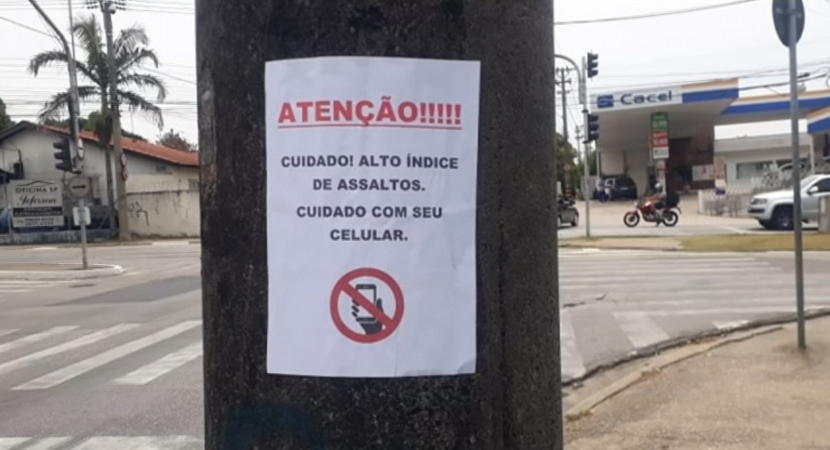 Moradores da região oeste de Sorocaba espalham cartazes de alerta sobre roubos de celular 