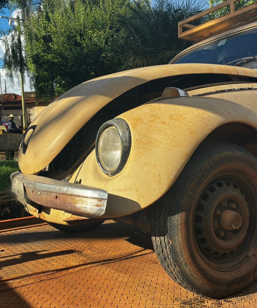 Ladrão bêbado furta Fusca e bate em mureta durante fuga em MG 