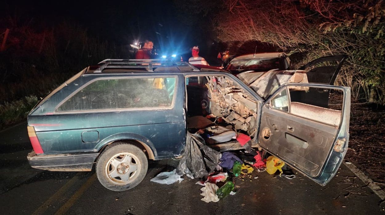 6 pessoas ficam feridas em colisão entre carros no interior de SP; crianças estão entre vítimas