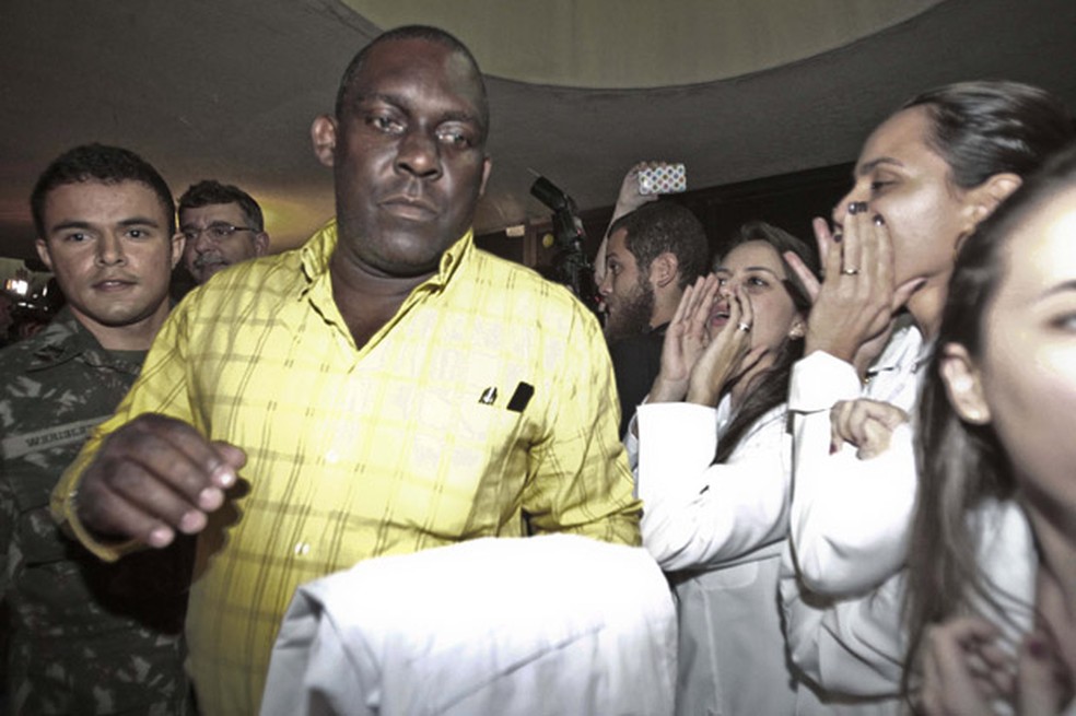 Manifestantes ligados ao Sindicato dos Médicos do Ceará realizam protesto durante a saída do grupo de 79 médicos cubanos de aula inaugural — Foto: Jarbas Oliveira/Folhapress