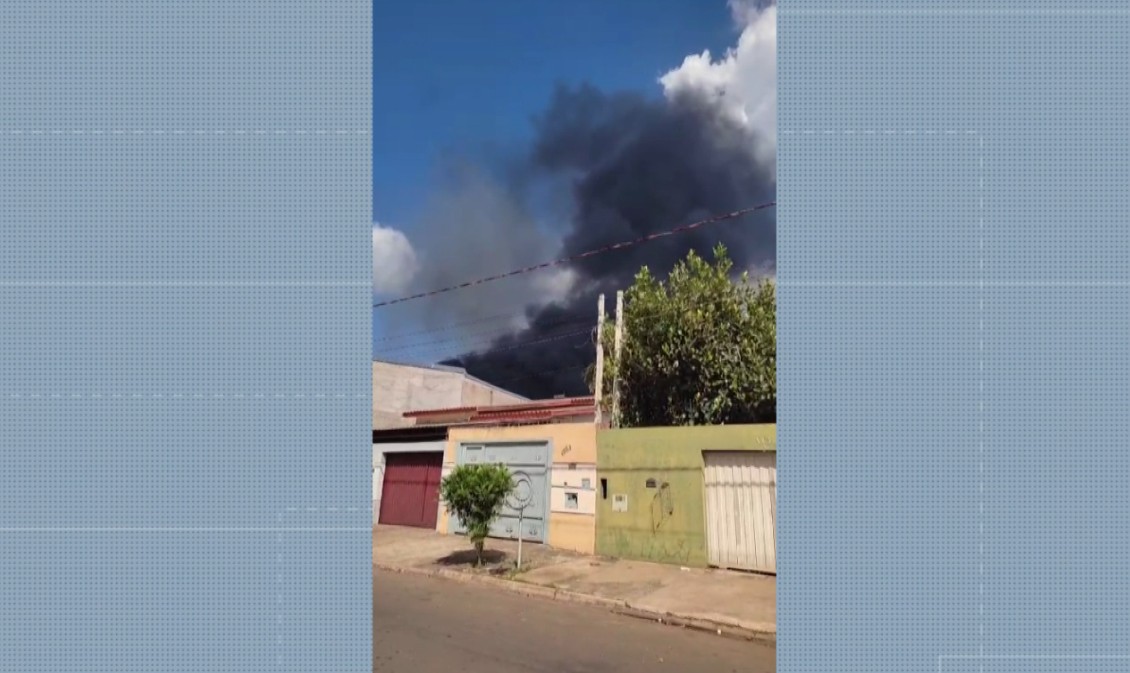 Incêndio destrói galpão de reciclagem em Sumaré; VÍDEO