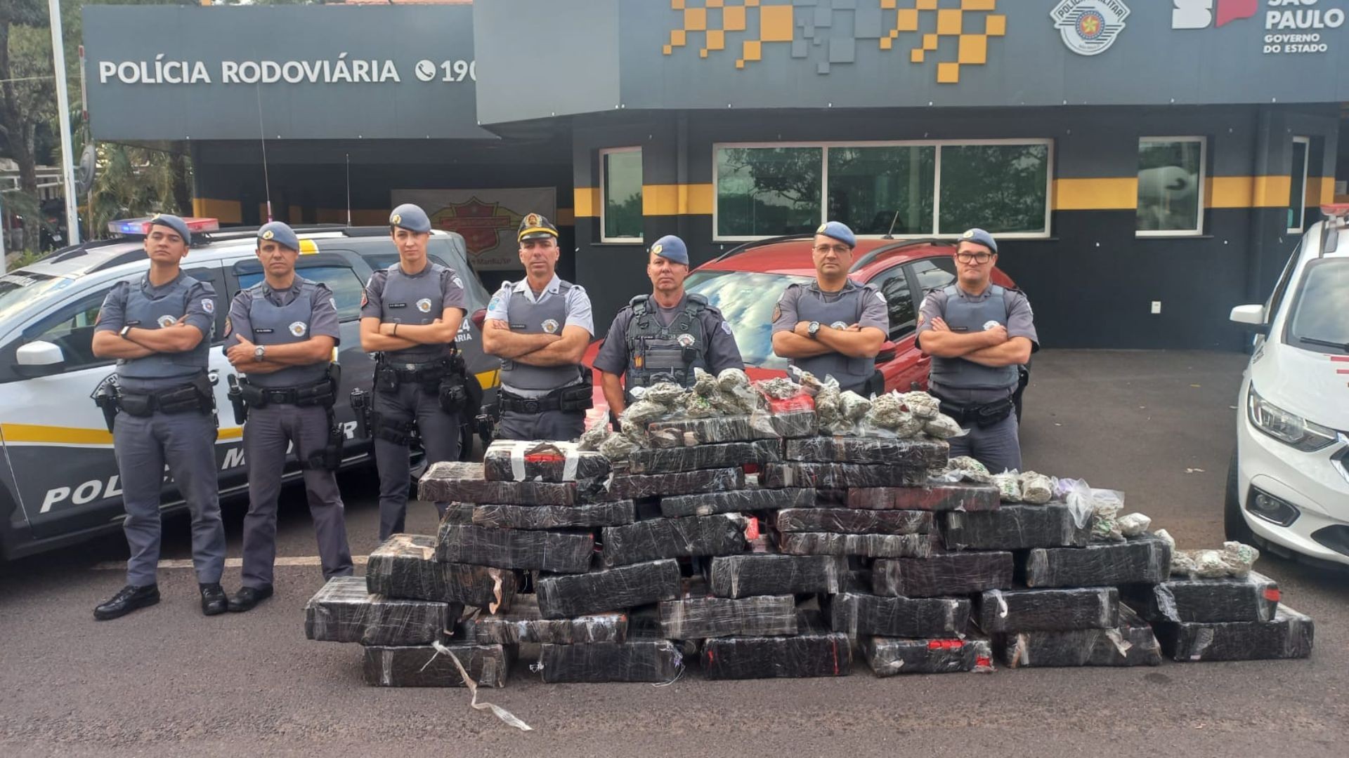 Mulher é presa com carro lotado de maconha após perseguição no interior de SP