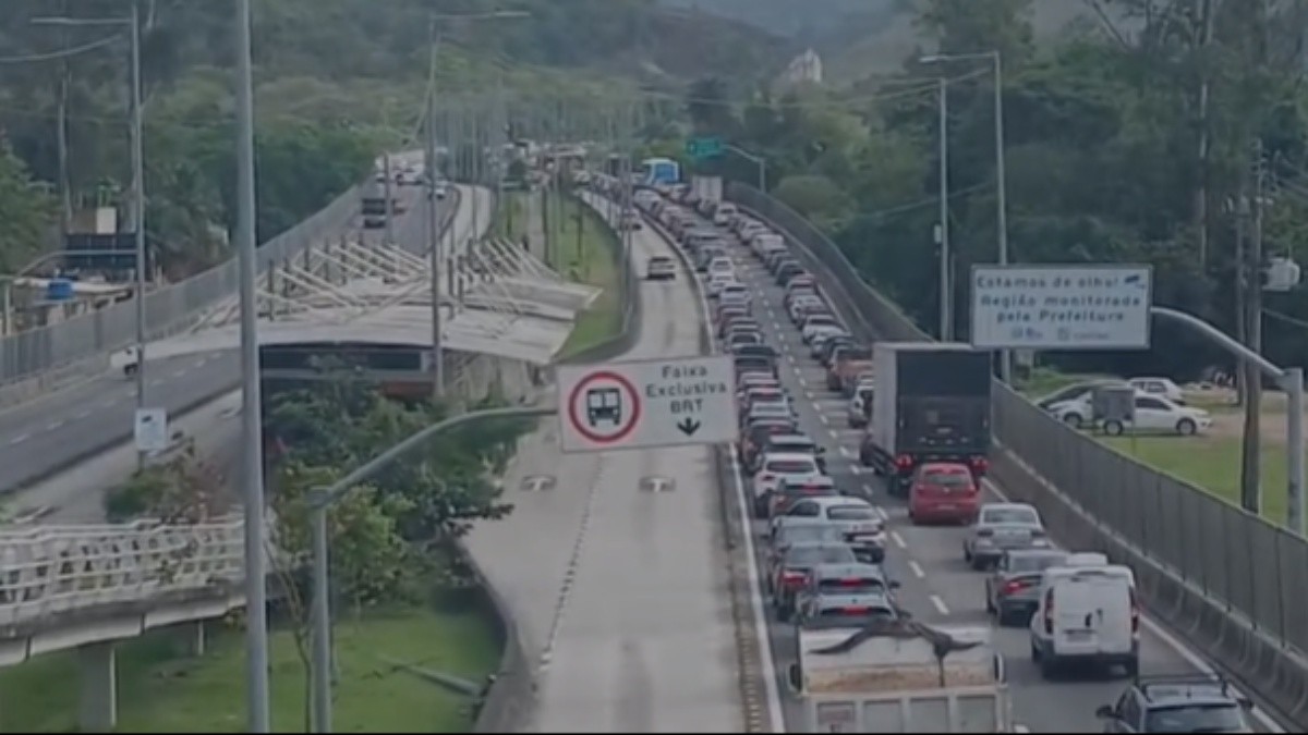 Incêndio em ônibus interdita túnel na Transolímpica