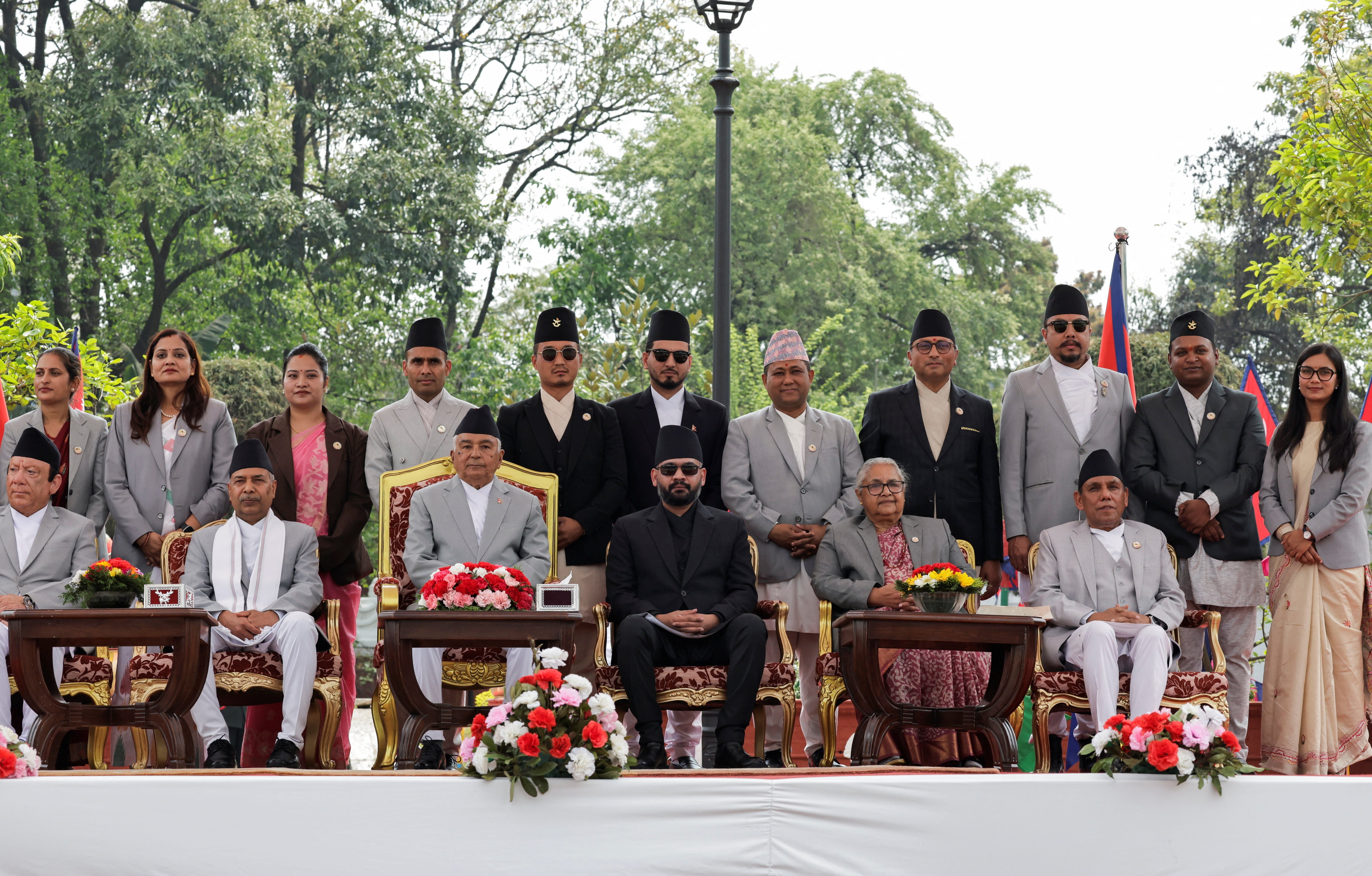 Balendra Shah, rapper, toma posse como primeiro-ministro do Nepal