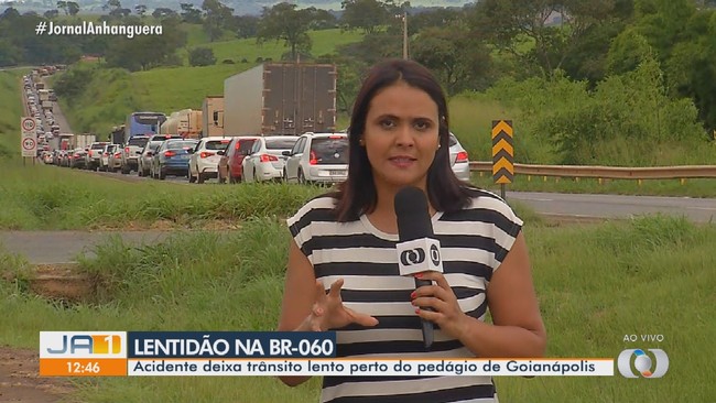 Acidente deixa trnsito lento perto do pedgio de Goianpolis