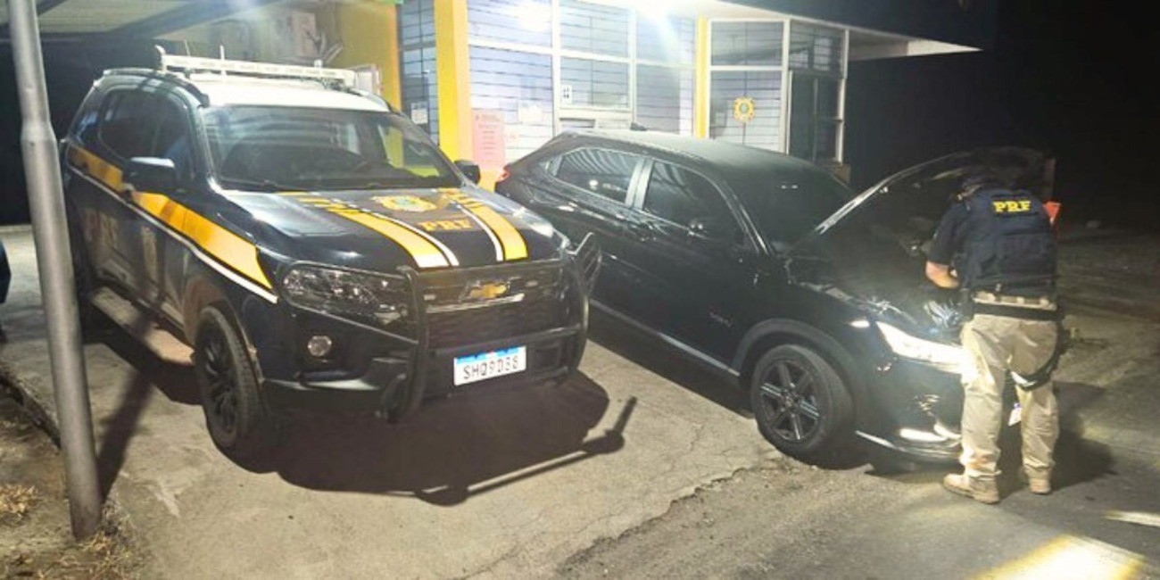 Motorista com quatro passagens é preso com carro roubado e placa falsa na BR-381, em Jaguaraçu