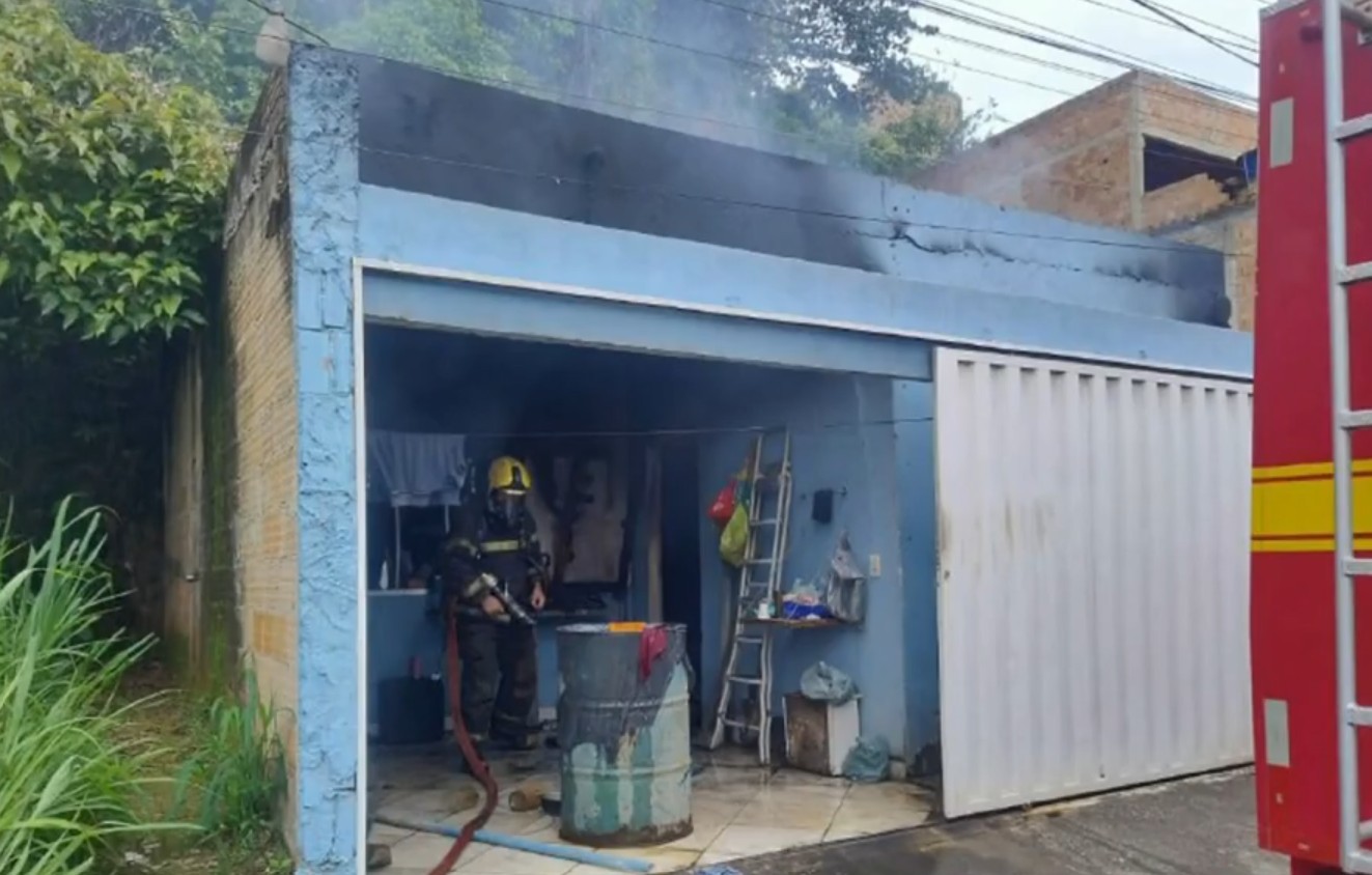 Idoso morre em incêndio dentro da própria casa na Grande BH