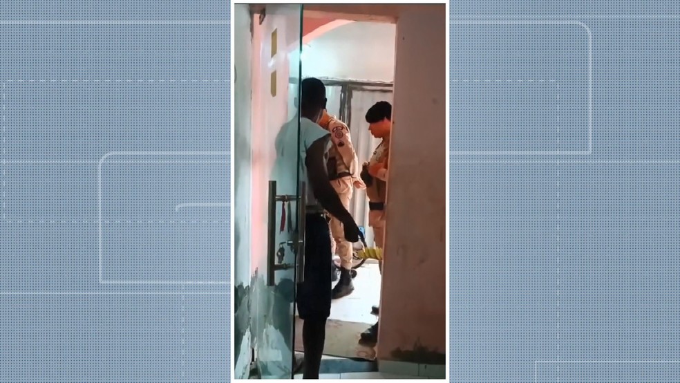 Pedreiro que denunciou PMs por abordagem truculenta, invasão e agressão na BA deixou casa que mora com a família por medo — Foto: Reprodução/TV Bahia