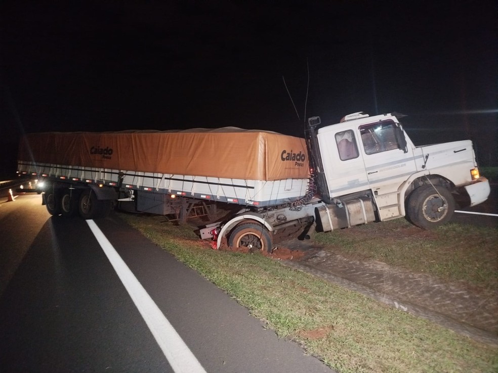 Caminhão carregado de alimentos bate em canteiro central da Rodovia Assis Chateaubriand (SP-425) — Foto: Rildo Silva/TV Fronteira