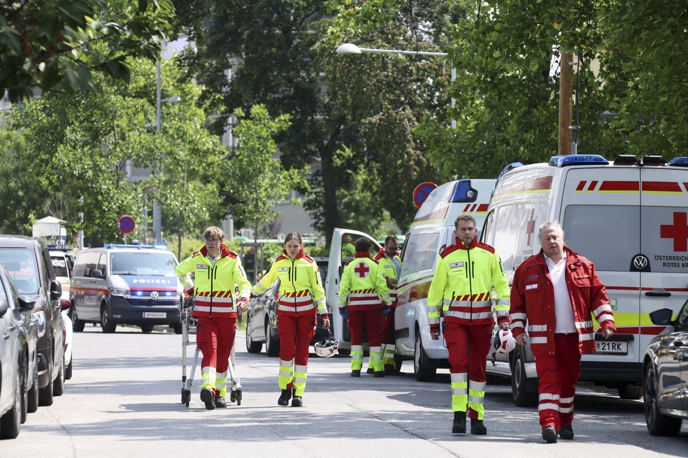 Equipes de resgate chegam a escola onde atirador deixou mortos e feridos em Graz, na Áustria, em 10 de junho de 2025. — Foto: Kleine Zeitung via AP