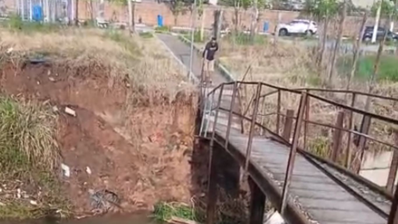 Ponte de pedestres sobre córrego cede e será interditada em Campinas