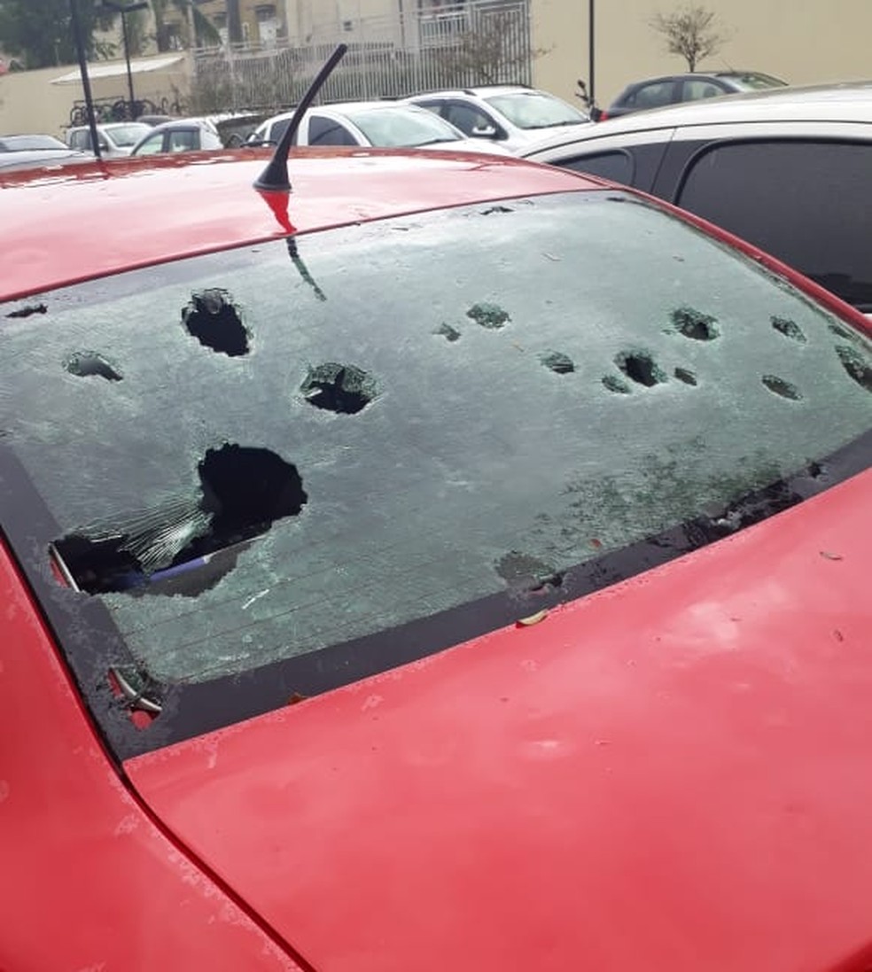 Carro ficou com vidro danificado após chuva com granizo em Cajamar — Foto: Arquivo Pessoal