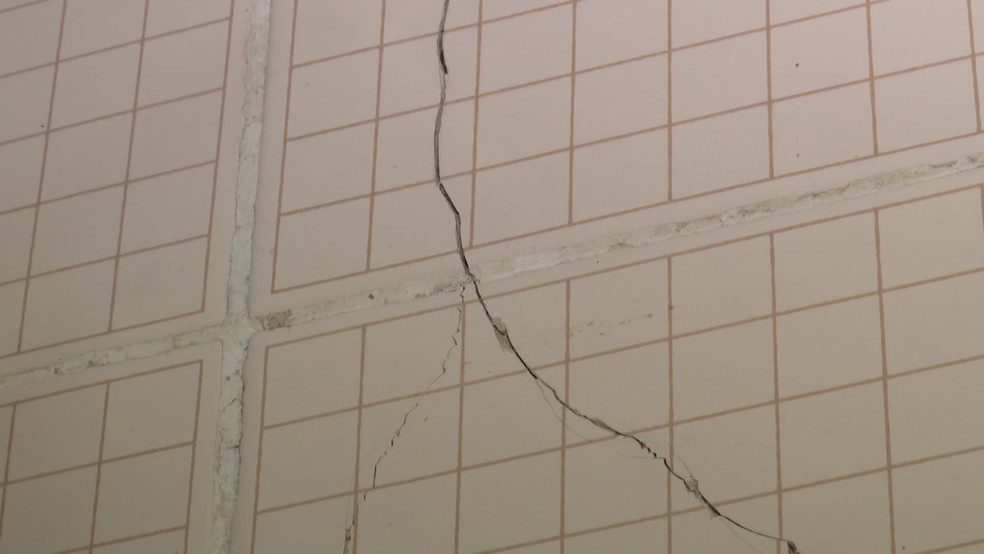 Fissura na parede do apartamento de Eudo Luna, no Conjunto Habitacional Beira-Mar. — Foto: Reprodução/TV Globo