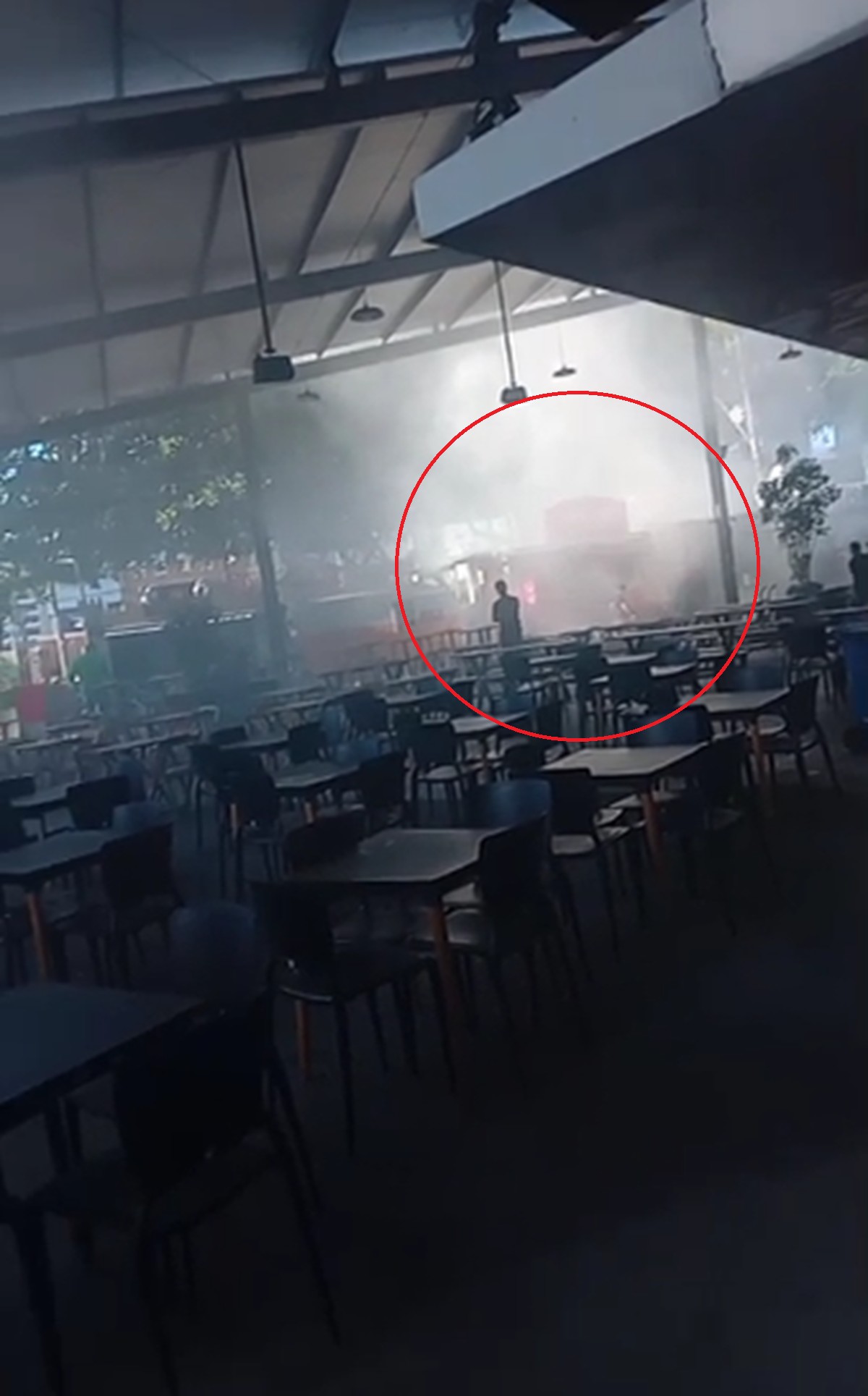 VÍDEO: Food truck pega fogo após incêndio em churrasqueira na Jatiúca, em Maceió