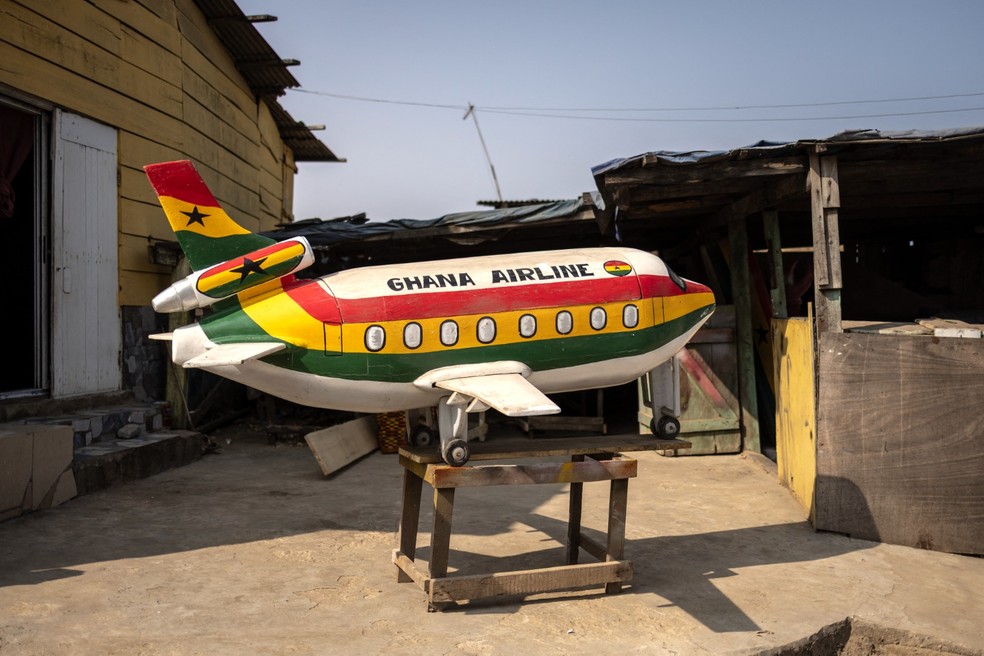 Caixão em formato de avião homenageou piloto ganês — Foto: Olympia de Maismont/AFP