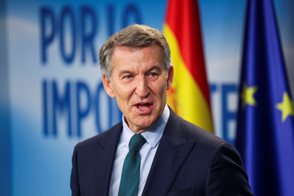 O líder da oposição e do Partido Popular (PP), Alberto Núñez Feijó, discursa após o anúncio do primeiro-ministro espanhol, Pedro Sánchez, sobre a convocação de eleições antecipadas para 29 de novembro, na sede do PP em Madri, Espanha, em 5 de outubro de 2026 — Foto: REUTERS/Juan Medina