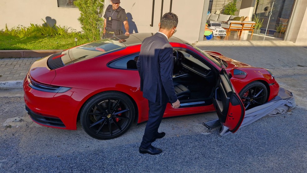 Porsche que pertenceu ao ex-jogador da Seleção Daniel Alves foi apreendido em operação em AL — Foto: MP-AL