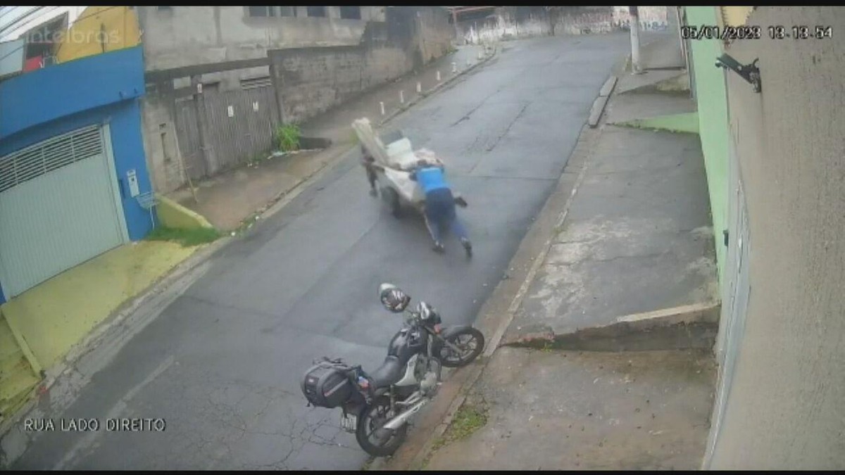VÍDEO: Motociclista ajuda catador a puxar carrinho pesado em rua íngreme de SP