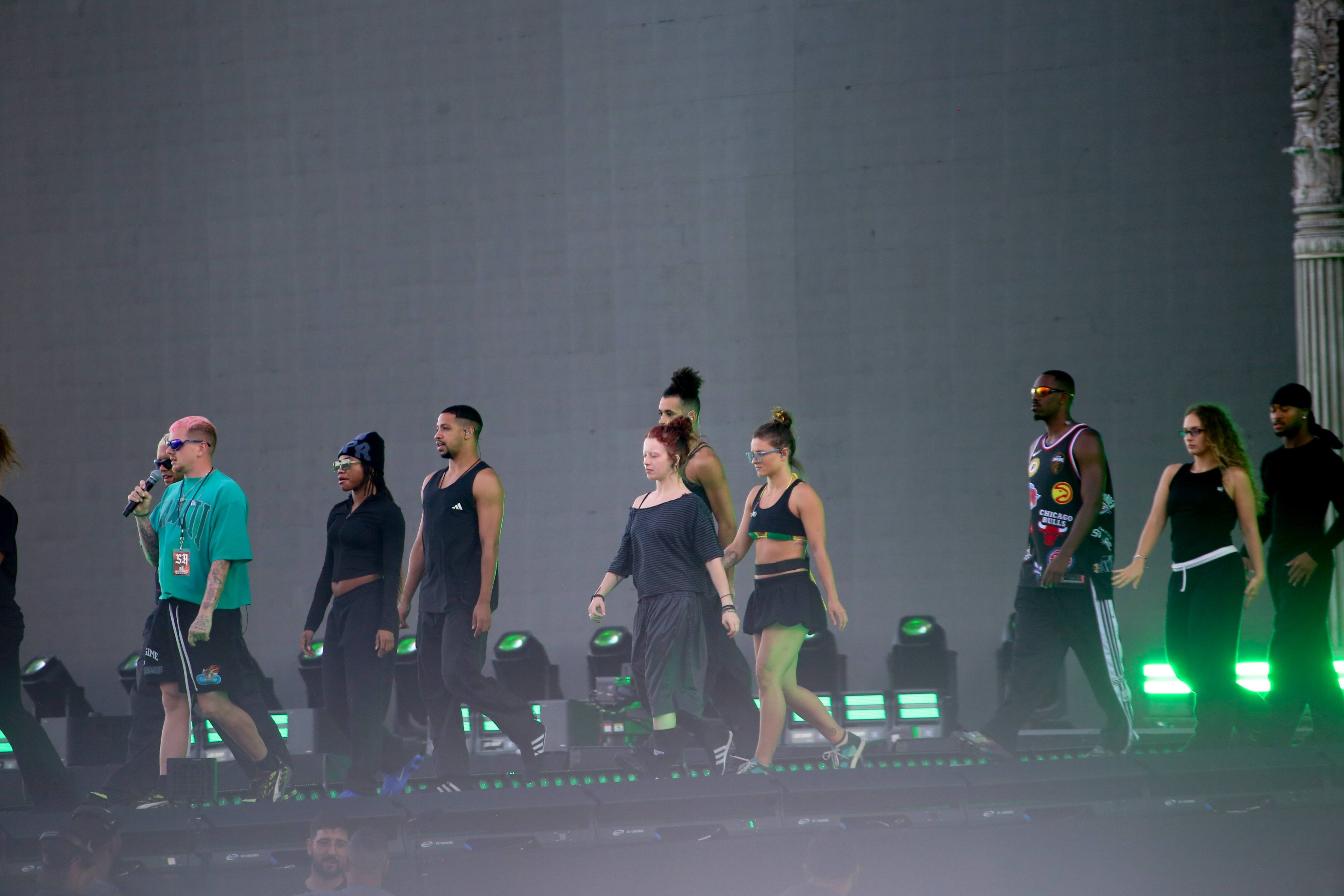 
Às vésperas do show, dançarinos de Lady Gaga ensaiam no palco em Copacabana 