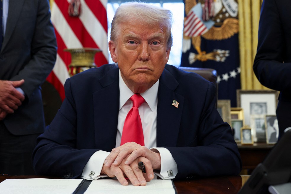 Trump assina ordem executiva no Salão Oval, na Casa Branca. — Foto: Reuters