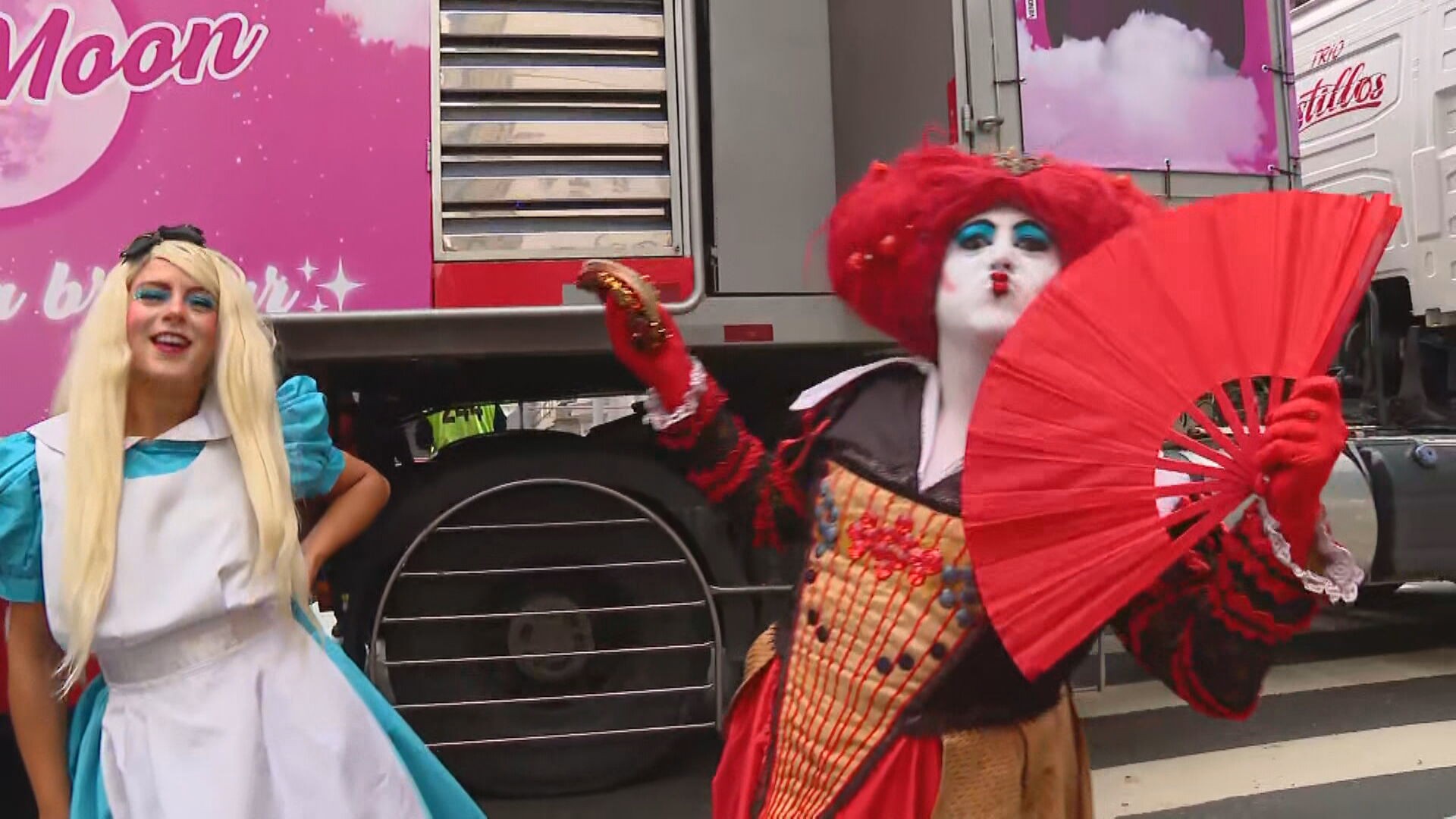 Chá da Alice leva clima de fantasia ao Centro do Rio e reúne foliões em manhã de cores, brilho e criatividade