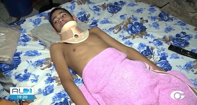 Aluno atingido por janela em escola pública de Maceió volta a andar após oito meses: 'Quero fazer tudo' 