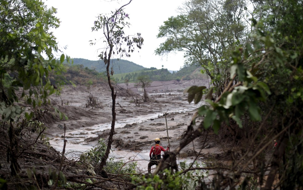 8/11/15 - Trabalho de buscas por vítimas no distrito de Bento Rodrigues, em Mariana — Foto: Ricardo Moraes/Reuters