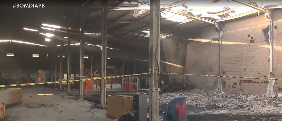 Incêndio atinge fábrica de colchões em Campina Grande — Foto: Reprodução/TV Paraíba