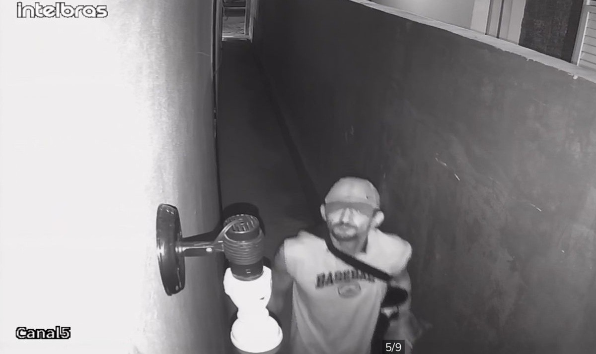 Câmeras de segurança flagram homem invadindo, furtando casa e é preso dois dias depois em Cabo Frio 
