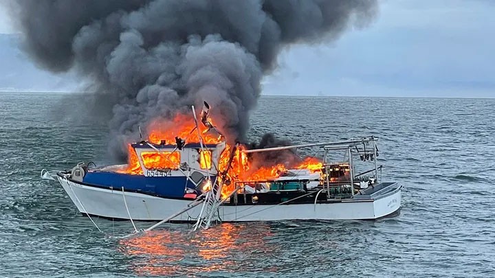 'Bom samaritano' resgata pescador de barco em chamas a 3 quilômetros da costa dos EUA