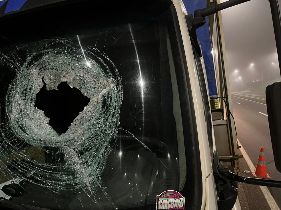 Pedra de 12 kg atingiu e matou caminhoneiro na BR-386, em Lajeado — Foto: Imagens cedidas/ Marcio Steiner/ Rádio Independente