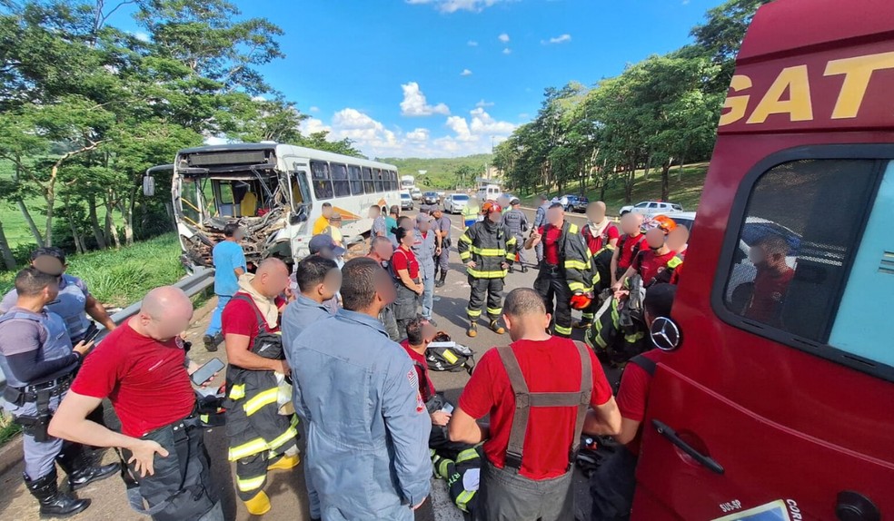 Acidente entre ônibus e caminhão deixa feridos em rodovia que liga Presidente Prudente e Álvares Machado — Foto: Aceituno Jr./TV TEM
